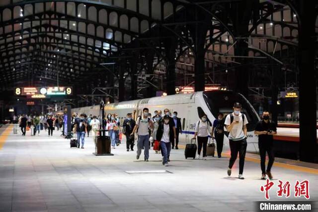 哈铁增开恢复25对列车 服务旅客出行