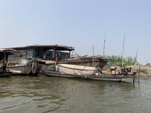 南四湖岸边的渔船还有渔民在居住