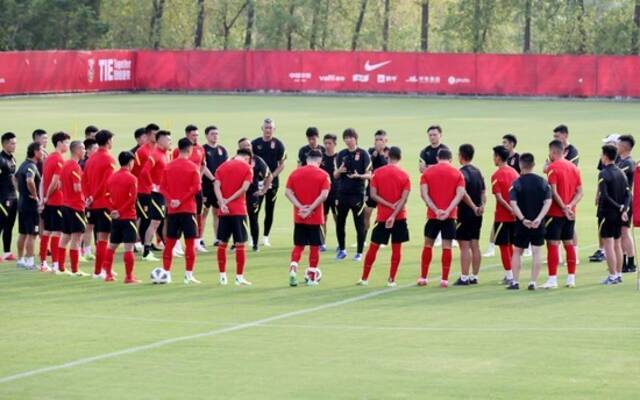 中国国家男子足球队此前在上海进行集训图/新华社