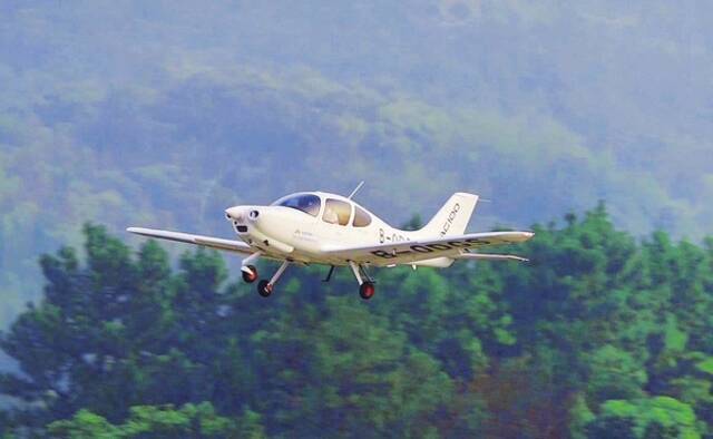 航空工业集团研制的AG100适航验证机顺利完成首飞