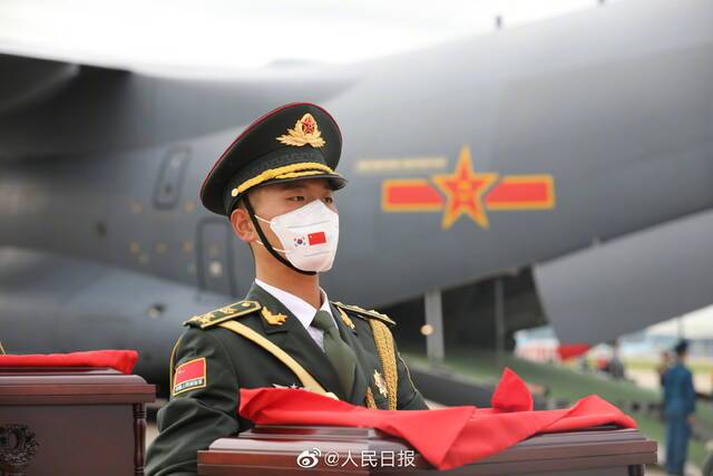 登机！中国礼兵手捧烈士棺椁走进运20专机