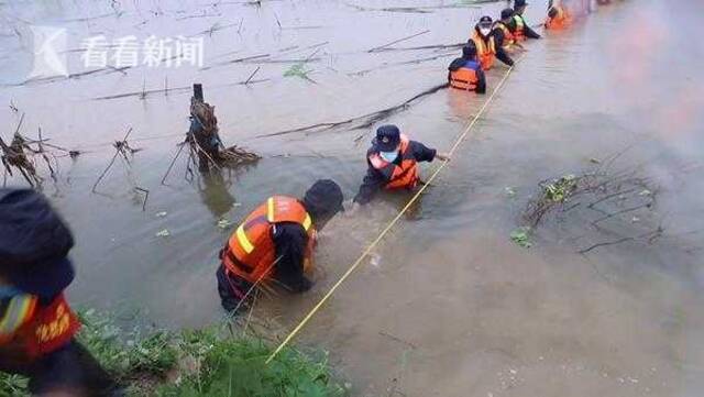 视频｜河堤被冲跨20米！50名消防员跳入洪水筑人墙封堵