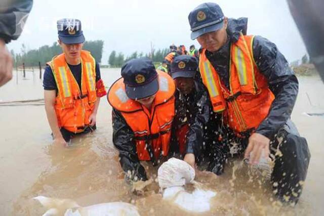 视频｜河堤被冲跨20米！50名消防员跳入洪水筑人墙封堵