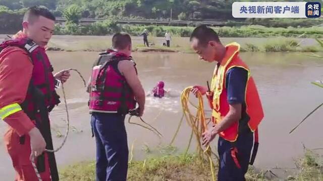 四川攀枝花：两名垂钓者被困“孤岛” 消防拉绳救援