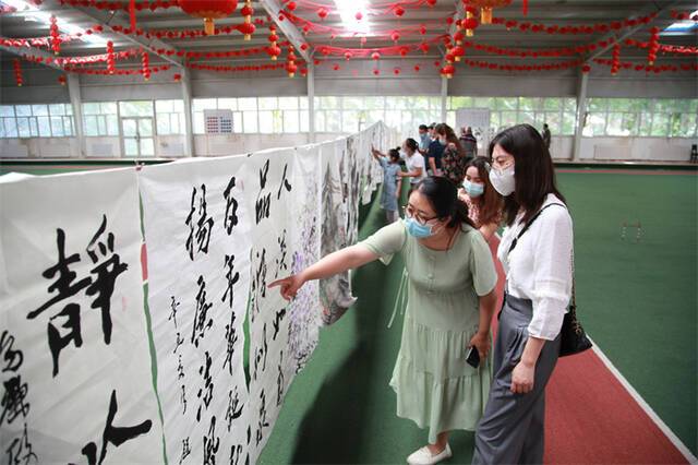 沙雅县开展以“学好百年党史·弘扬廉政文化”为主题的书画作品展，用传统的书画艺术形式，弘扬廉洁文化，提高党员干部廉洁从政意识，营造风清气正的良好氛围。（刘少丹摄）