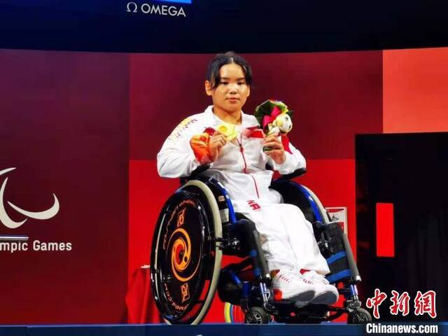 郭玲玲获得东京残奥会女子举重41公斤级冠军。中国残联供图