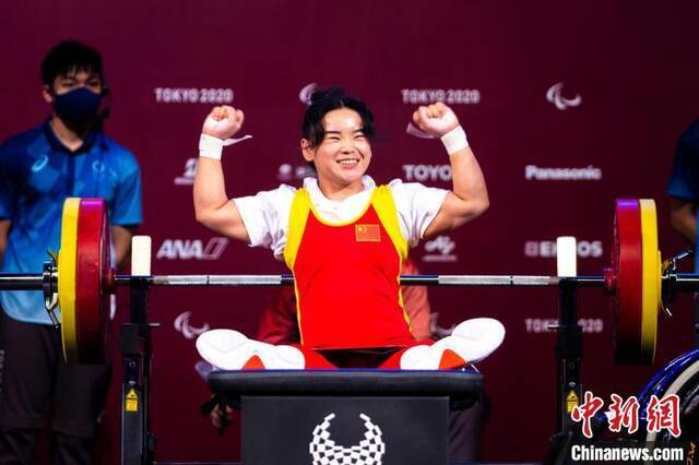 北京时间8月26日，郭玲玲获得东京残奥会女子举重41公斤级冠军，为中国代表团赢得本届残奥会的第六金。中国残联供图