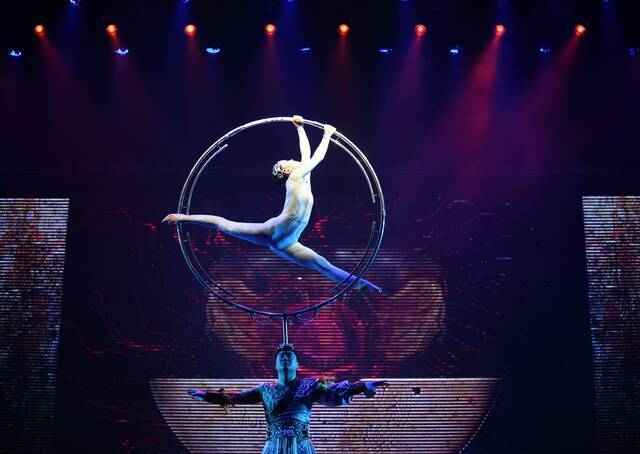 杭州杂技总团表演的杂技《圆梦飞翔·头顶圈》图源：IC photo（下同）