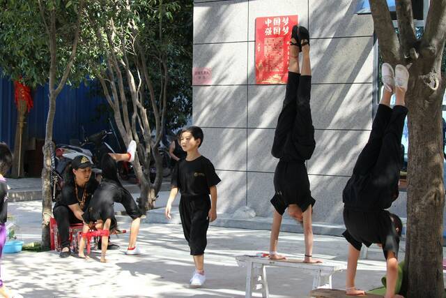 河南周口，项城余家杂技学员在练习杂技节目