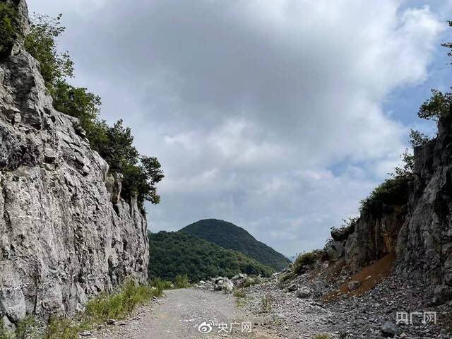 荒废的公路自行车赛道，如今只剩下路基上的石子