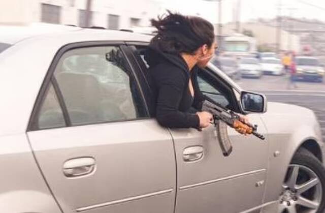旧金山警方上月分享的图片一名女子手持AK-47探出车窗外