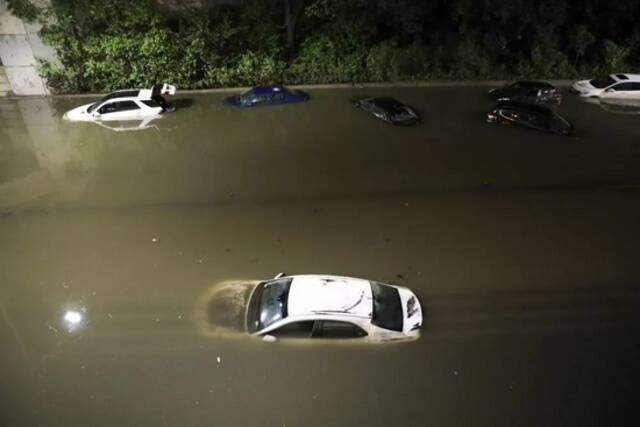 9月2日，美国纽约一条主要道路上的车辆被积水淹没。（新华社记者王迎摄）