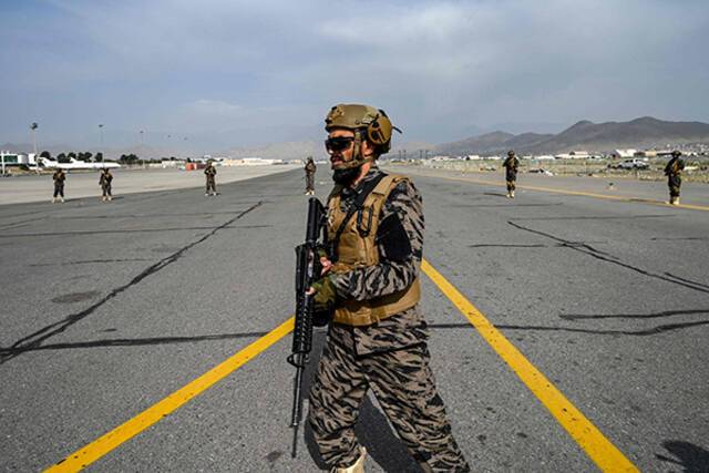 当地时间2021年8月31日，阿富汗喀布尔，美军撤离后，塔利班成员接管哈米德·卡尔扎伊国际机场。人民视觉图
