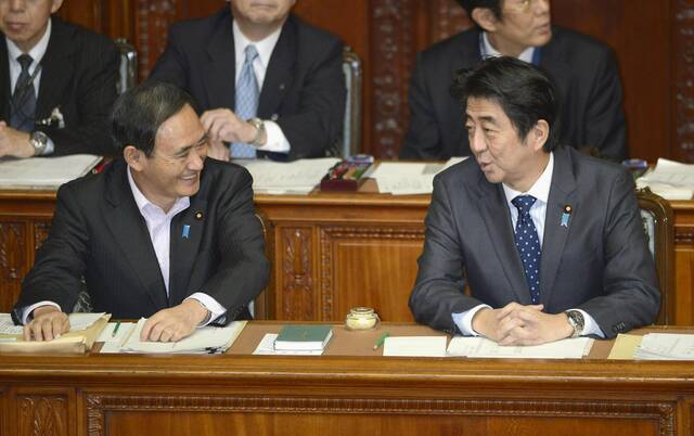 当地时间2013年11月，日本东京，日本内阁官房长官菅义伟（左）和日本首相安倍晋三。