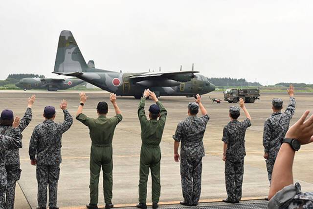 当地时间2021年8月24日，日本埼玉县，日本派遣航空自卫队C-130运输机前往阿富汗喀布尔撤侨。本文图片人民视觉资料图