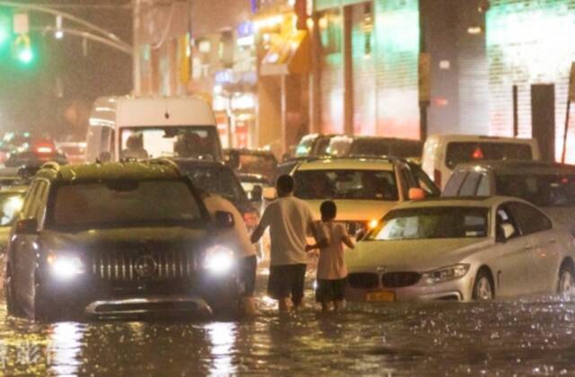 受飓风“艾达”侵袭，美国纽约市突降暴雨，街道遭水淹。