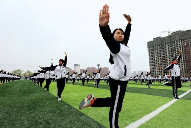  3月26日，河北衡水中学操场上，学生们在课间练习“少年拳”武术操。图/中新