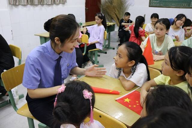 近日,四川省仪陇县检察院“护苗人”团队到该县城郊小学,为同学们送去开学“礼包”,并特别向学校的留守儿童和事实孤儿宣传如何防范性侵和校园欺凌。陈梅摄