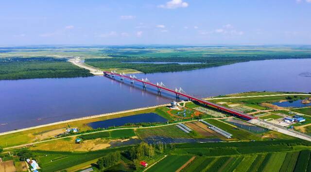 中俄首座跨界江公路大桥中方口岸通过验收