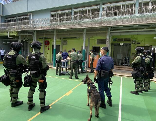 香港惩教署出动“黑豹部队”到罗湖惩教所支持行动