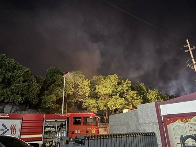 这是9月3日晚的火灾救援现场（央广网发）