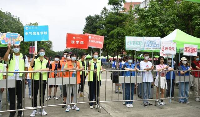 萌新看过来！多图直击新生报到现场！