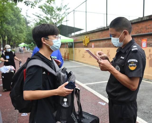 萌新看过来！多图直击新生报到现场！