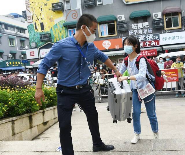 萌新看过来！多图直击新生报到现场！