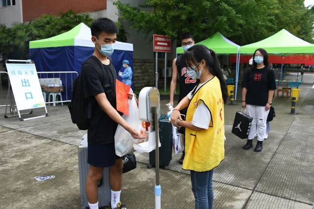 萌新看过来！多图直击新生报到现场！