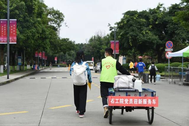 萌新看过来！多图直击新生报到现场！