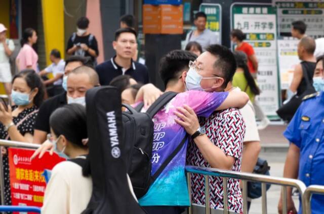 萌新看过来！多图直击新生报到现场！