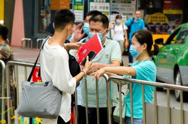 萌新看过来！多图直击新生报到现场！