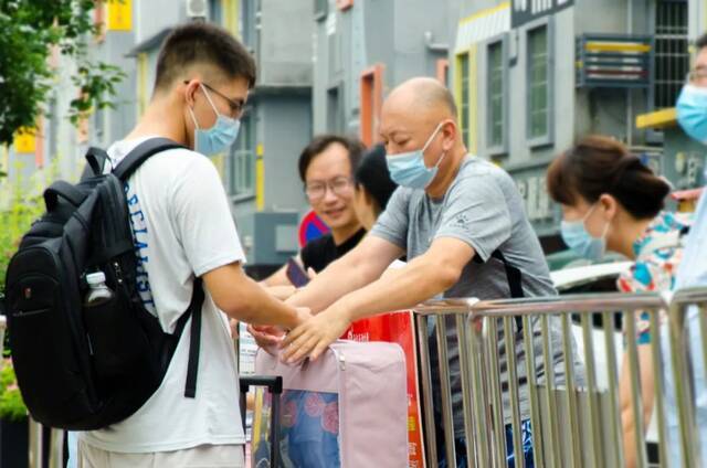 萌新看过来！多图直击新生报到现场！