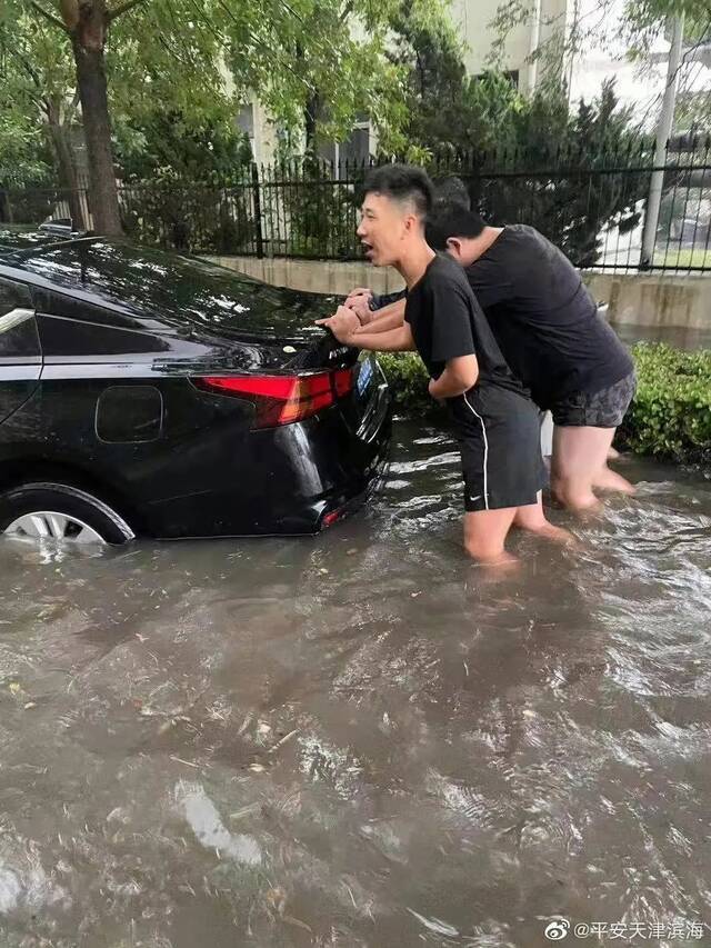 天津强降雨致一名驾驶员被困，不幸遇难！