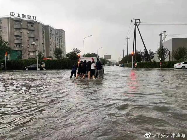 天津强降雨致一名驾驶员被困，不幸遇难！