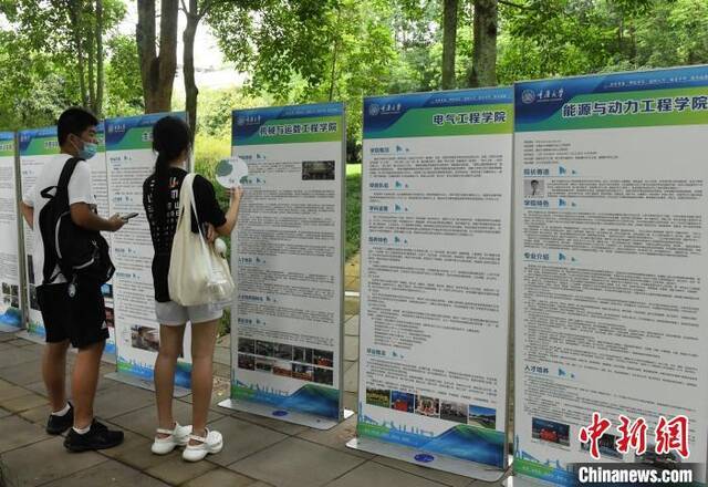 图为重庆大学迎接开学。周毅摄