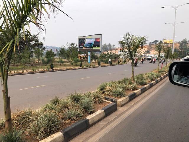 车辆行驶在中国路桥承建的卢旺达首都基加利新机场路上。新华社记者朱绍斌摄