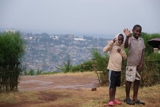 卢旺达小朋友在招手。新华社记者刘畅摄