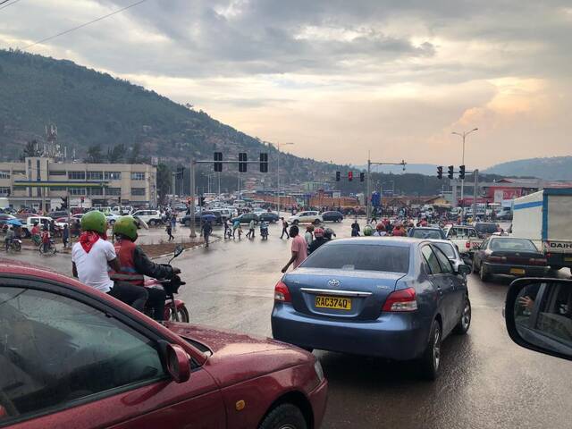 卢旺达首都基加利晚高峰时期车辆行人忙碌景象。新华社记者朱绍斌摄