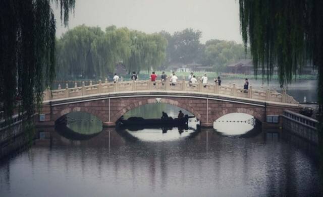 雨中的胡同和什刹海，美如江南烟雨，感受古都静谧