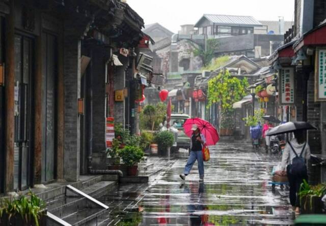 雨中的胡同和什刹海，美如江南烟雨，感受古都静谧