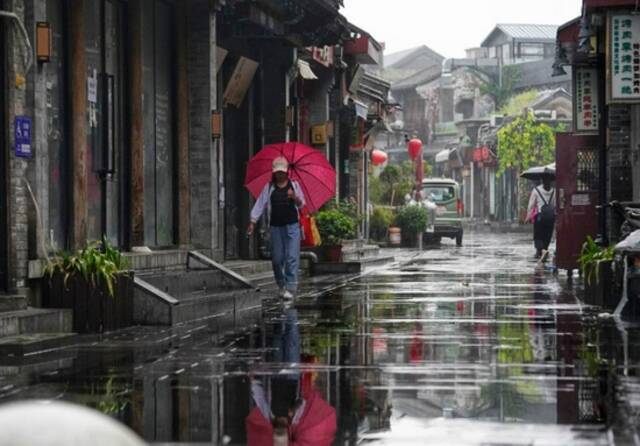 雨中的胡同和什刹海，美如江南烟雨，感受古都静谧