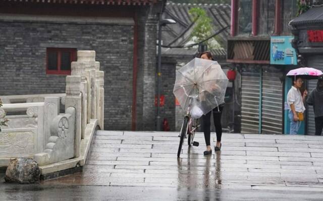 雨中的胡同和什刹海，美如江南烟雨，感受古都静谧