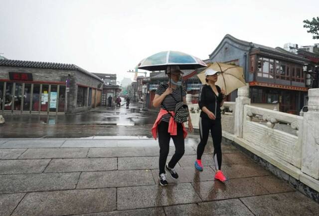 雨中的胡同和什刹海，美如江南烟雨，感受古都静谧