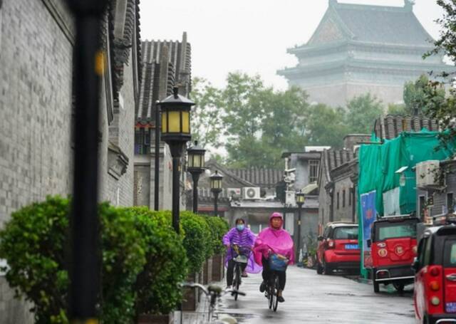 雨中的胡同和什刹海，美如江南烟雨，感受古都静谧