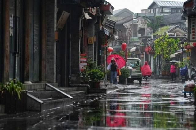 雨中的胡同和什刹海，美如江南烟雨，感受古都静谧