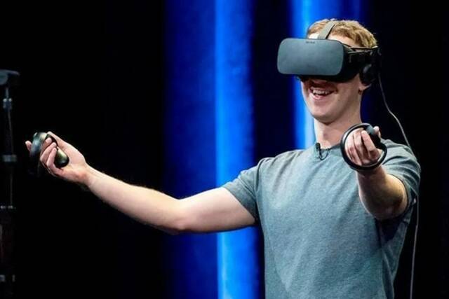 Facebook创始人扎克伯格展示VR设备｜网络