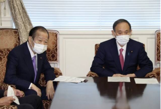 日本首相菅义伟（右）和自民党干事长二阶俊博（左）图：时事通讯社