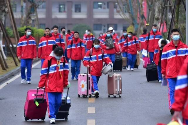 “重点学校”复办初中之后，与周边学校会不会产生竞争，还很难说。/视觉中国