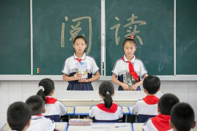 2021年9月1日，江苏如皋外国语小学课后延时服务课上，学生们在相互推荐好书。/视觉中国